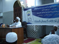 أثناء إلقاء المحاضرة في مسجد بحر النور