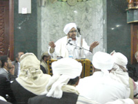 الحبيب عمر يلقي محاضرته في مسجد الدفعي في صنعاء