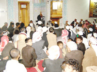 الحبيب عمر يلقي محاضرته في مسجد التقوى